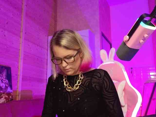 Findom_Lady_Shine webcam