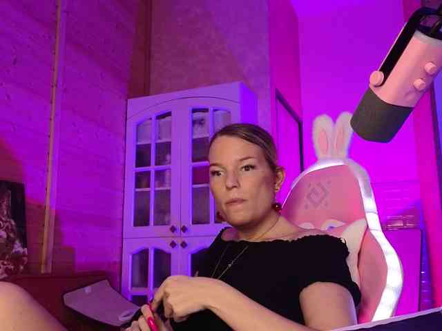 sweeteve050 Live Webcam on BongaCams