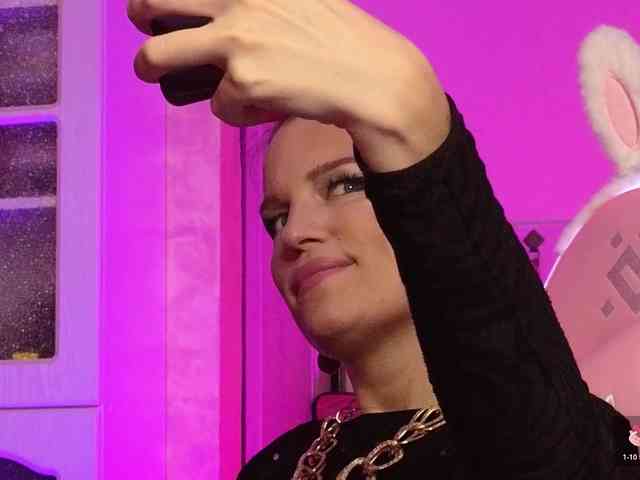 Findom_Lady_Shine webcam