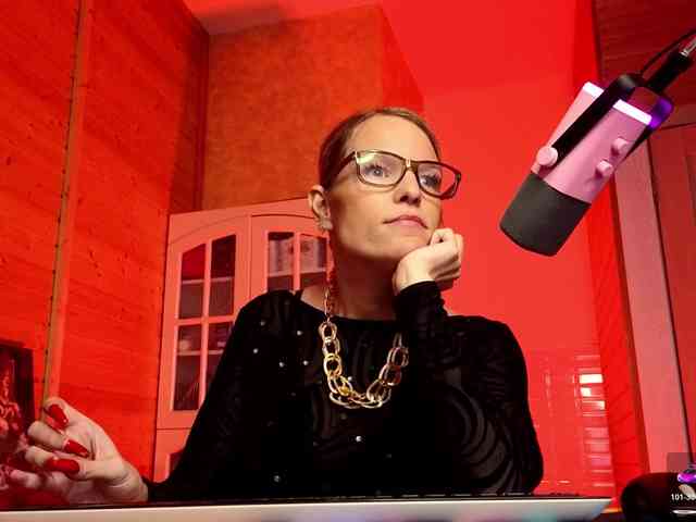 Findom_Lady_Shine webcam