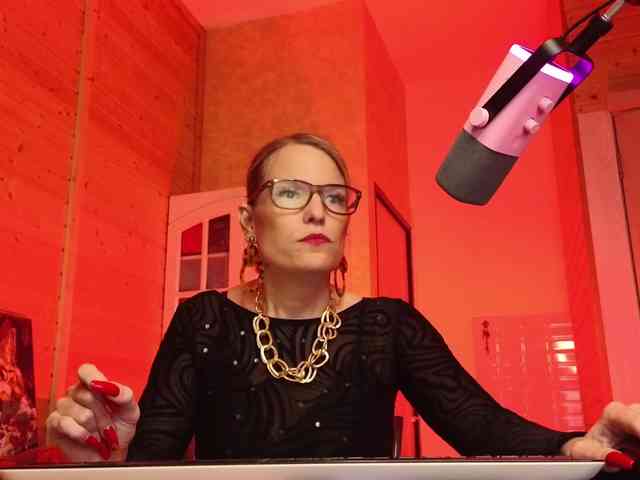 Findom_Lady_Shine webcam