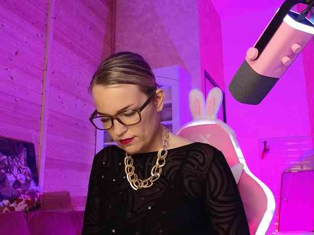 Findom_Lady_Shine webcam