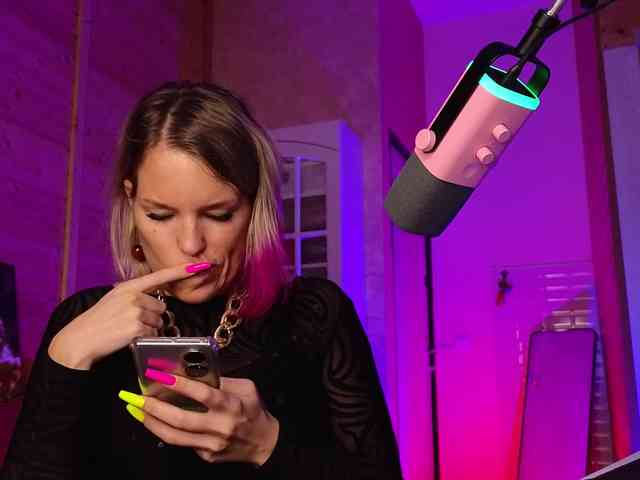Findom_Lady_Shine webcam