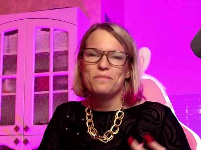 Findom_Lady_Shine webcam