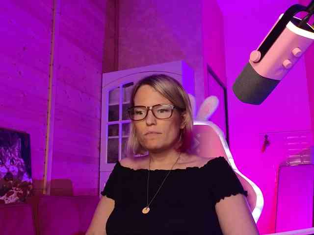Findom_Lady_Shine webcam