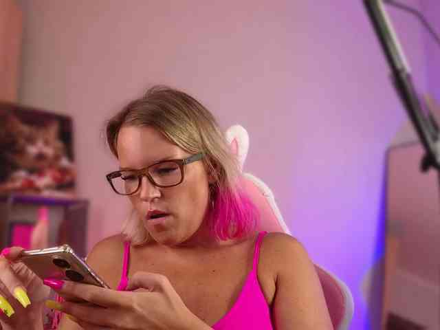 Findom_Lady_Shine webcam