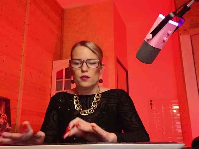 Findom_Lady_Shine webcam