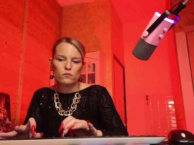 Findom_Lady_Shine webcam