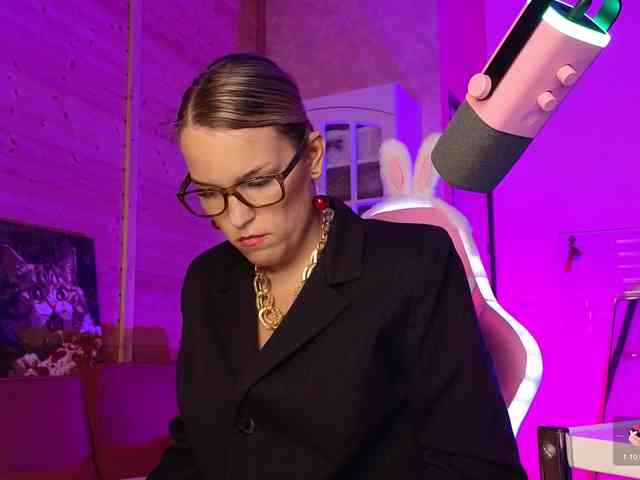 Findom_Lady_Shine webcam