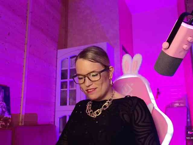 Findom_Lady_Shine webcam