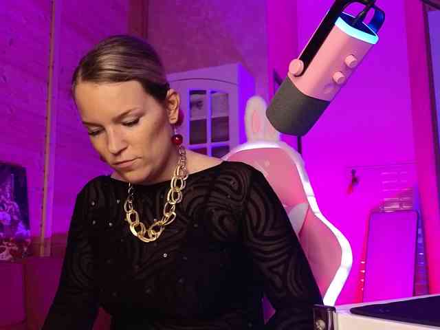 Findom_Lady_Shine webcam