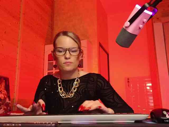 Findom_Lady_Shine webcam