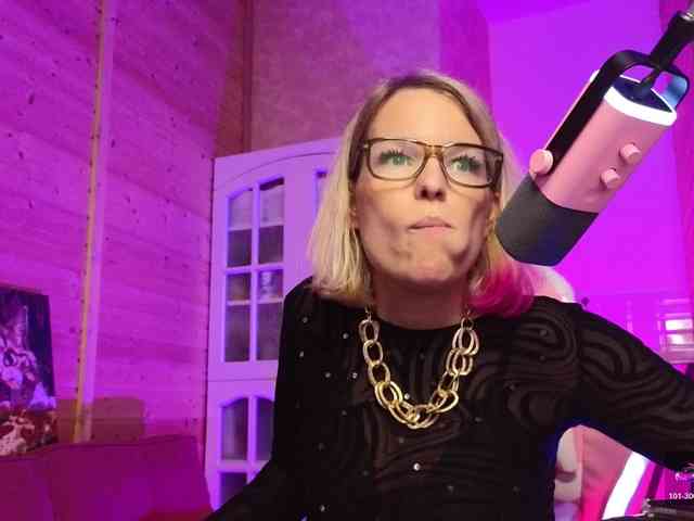 Findom_Lady_Shine webcam