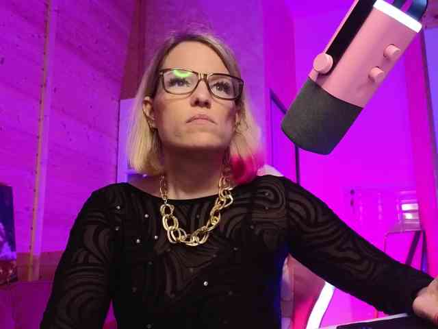 Findom_Lady_Shine webcam