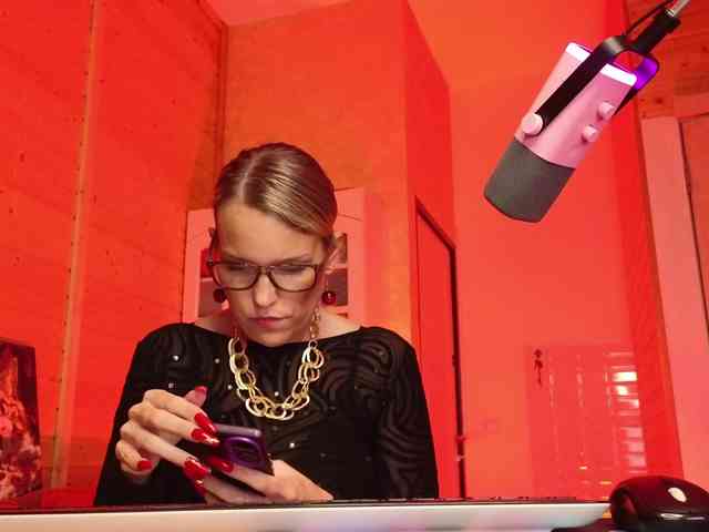 Findom_Lady_Shine webcam