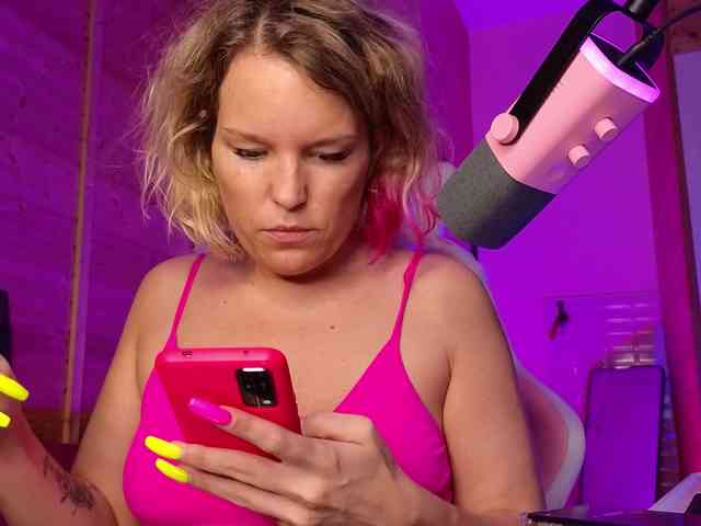 Findom_Lady_Shine webcam