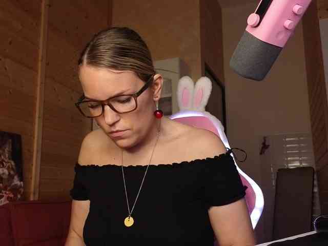 Findom_Lady_Shine webcam