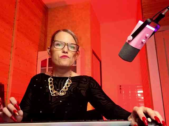 Findom_Lady_Shine webcam