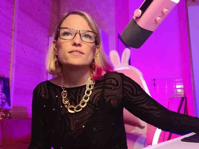 Findom_Lady_Shine webcam