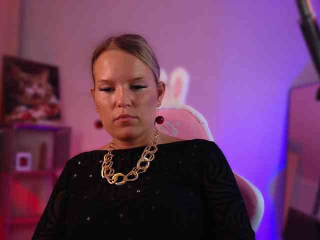 Findom_Lady_Shine webcam
