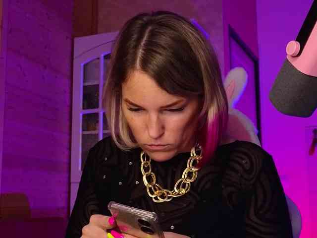 Findom_Lady_Shine webcam