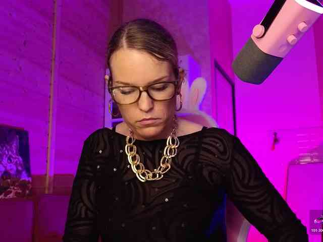 Findom_Lady_Shine webcam