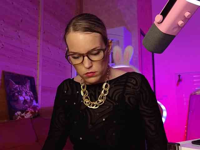 Findom_Lady_Shine webcam