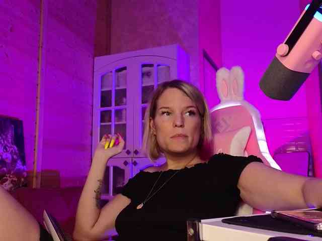 Findom_Lady_Shine webcam