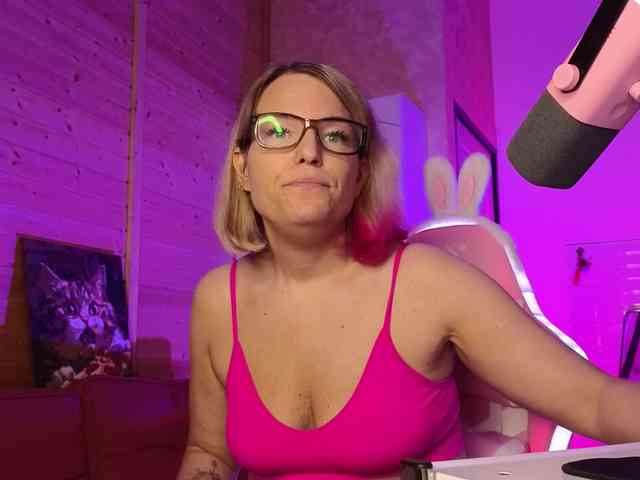 Findom_Lady_Shine webcam