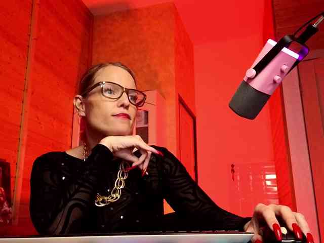 Findom_Lady_Shine webcam