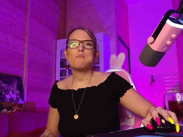 Findom_Lady_Shine webcam