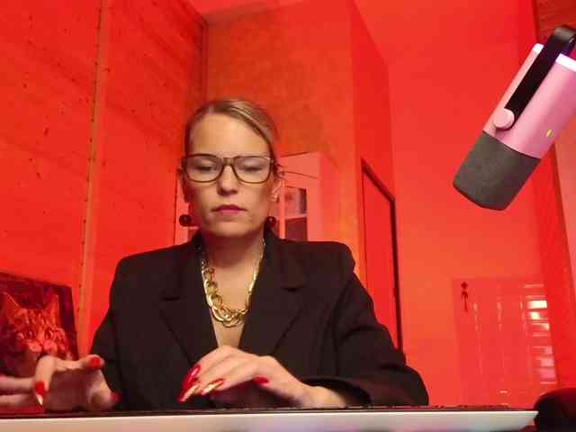 Findom_Lady_Shine webcam