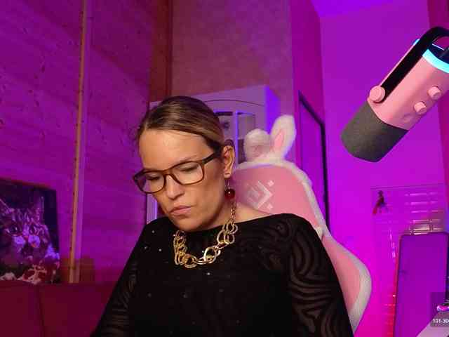 Findom_Lady_Shine webcam