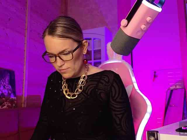Findom_Lady_Shine webcam