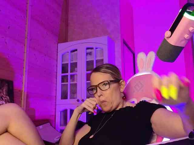 Findom_Lady_Shine webcam