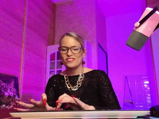 Findom_Lady_Shine webcam