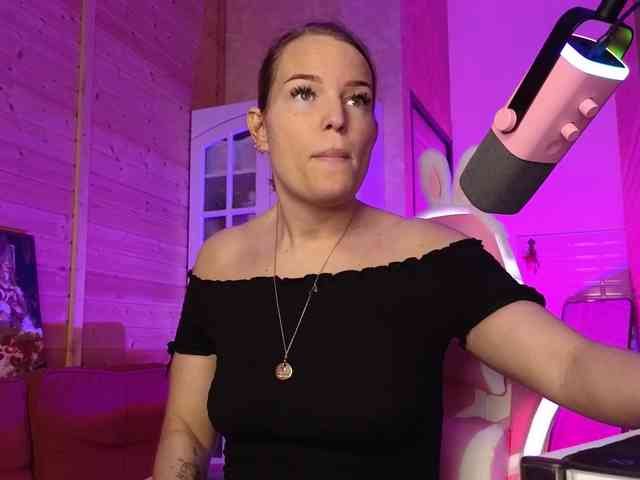 Findom_Lady_Shine webcam