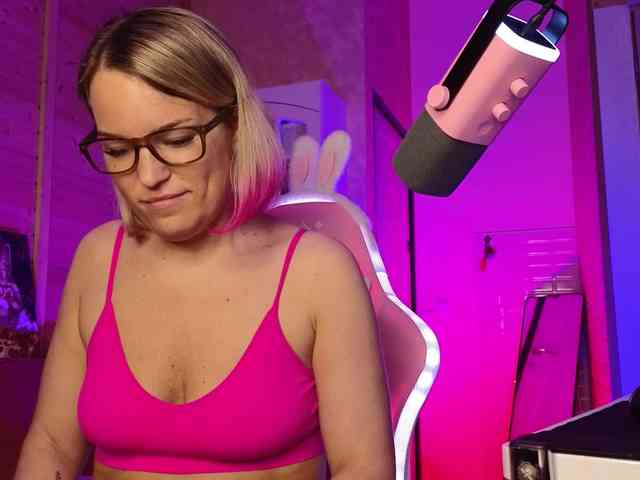 Findom_Lady_Shine webcam