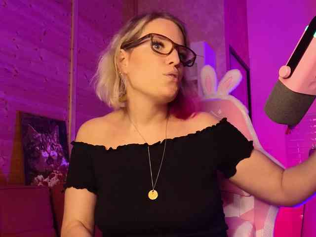 Findom_Lady_Shine webcam