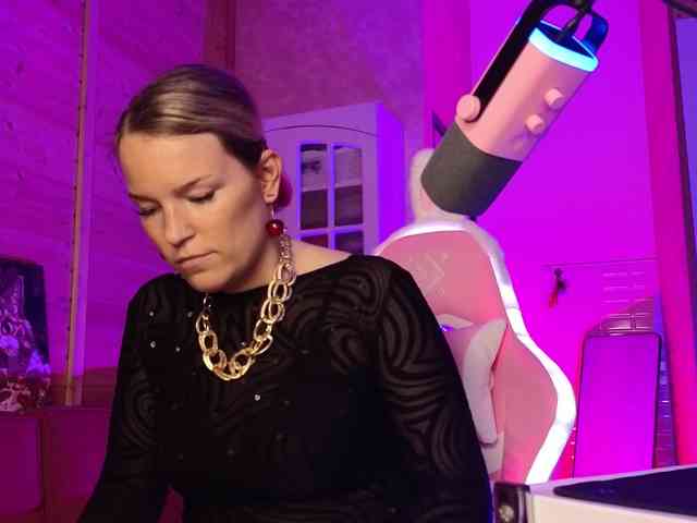 Findom_Lady_Shine webcam