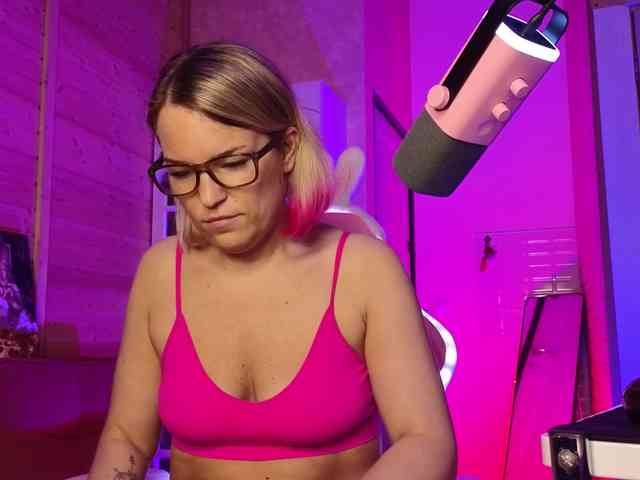 Findom_Lady_Shine webcam