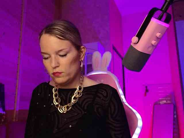 Findom_Lady_Shine webcam