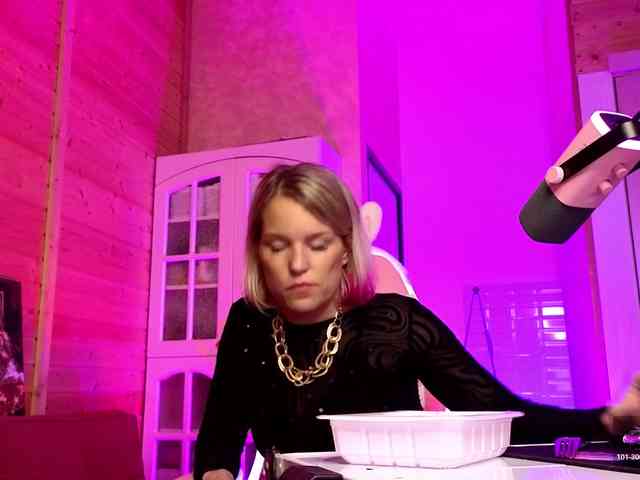 Findom_Lady_Shine webcam