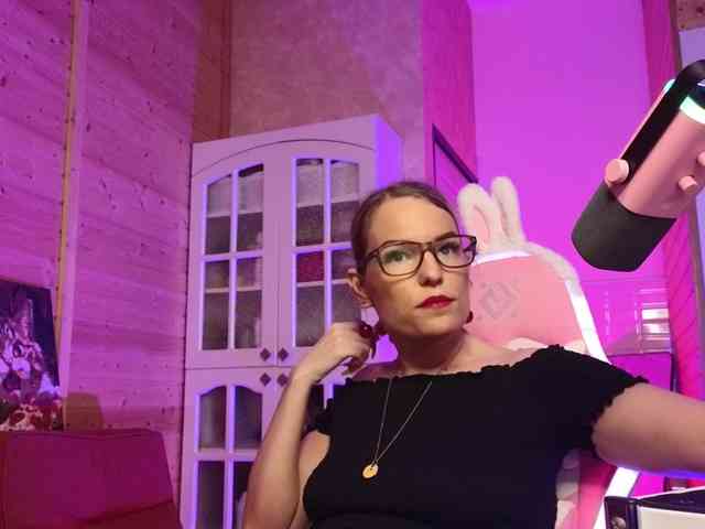 Findom_Lady_Shine webcam
