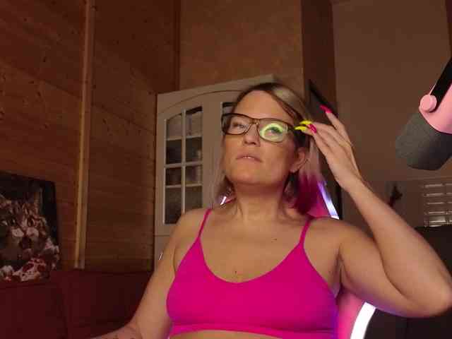 Findom_Lady_Shine webcam