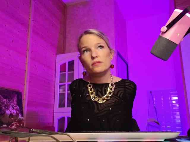 Findom_Lady_Shine webcam