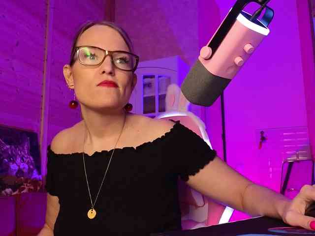 Findom_Lady_Shine webcam