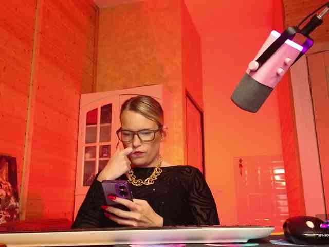 Findom_Lady_Shine webcam