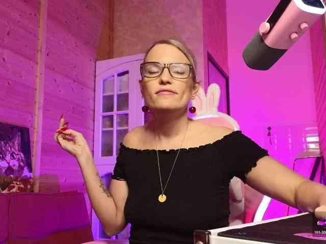 Findom_Lady_Shine webcam