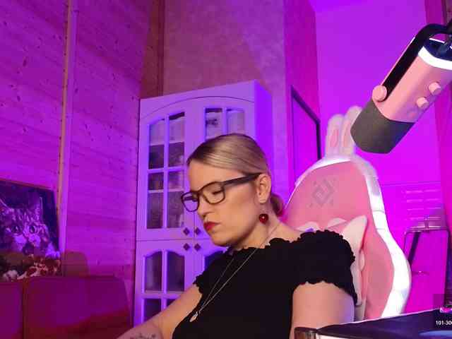 Findom_Lady_Shine webcam